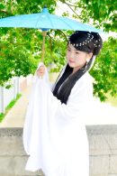 黄果短剧古风仙侠剧集封面，古装女主持剑立于山巅，烟雾缭绕气势磅礴